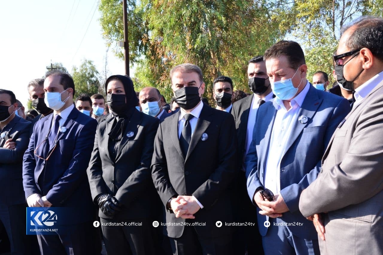 بەوێنە... هەزاران هاووڵاتی لە چاوەڕوانیی تەرمی فرسەت سۆفیدان 